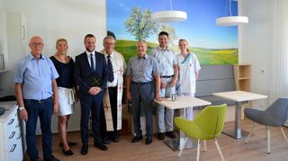 Die kirchliche Segnung der Erweiterungsbauten am Hardheimer Krankenhaus wurde im Vorfeld des Festaktes bereits am Freitag vollzogen. An der Weihezeremonie nahmen neben den beiden Seelsorgern und Bürgermeister Rohm auch Krankenhausverwalter Ludwig Schön, Pflegedienstleiterin Karina Paul, Schwester Tanja Bläse und der Vorsitzende des Krankenhaus-Fördervereins, Fritz-Peter Schwarz, teil.