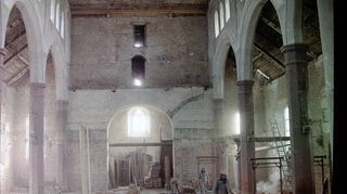 Blick in den Innenraum der komplett entkernten Kirche.
