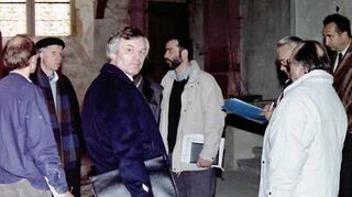 Altbürgermeister Hermann Hügel (rechts) und weitere am Projekt Beteiligte bei einer Vor-Ort-Begehung.