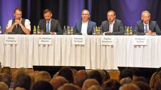 Das Bewerberfeld um das Amt des Bürgermeisters von Tauberbischofsheim hat sich verkleinert. Nach Patrick Kowatsch, Michael Schmid und Harald Gehrig hat am Mittwochmorgen nun auch Amtsinhaber Wolfgang Vockel offiziell erklärt, dass er seine Bewerbung zurückzieht. Allerdings gibt es nun auch wieder einen neuen Bewerber: Dr. Dominik Carle, Ortsvorsteher von Impfingen.