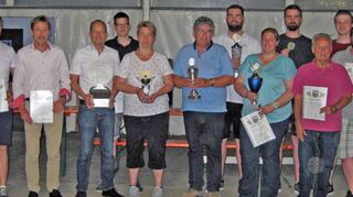 Die Sieger des Vereins- und Behördenschießens mit Oberschützenmeister Thomas Hefner (rechts).