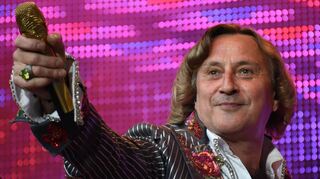Frisch gelegte Fönwelle, rote Blumen am Revers, fette Klunker und goldenes Mikro: Dieter Thomas Kuhn hatte sich für seinen ersten Auftritt in Bad Mergentheim natürlich besonders schick gemacht.