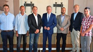 Bürgermeister Wolfgang Vockel (Mitte) überreichte den neugewählten Ortsvorstehern der sechs Tauberbischofsheimer Stadtteile die Ernennungsurkunde: (von links) Mathias Lotter (Dittwar, neu), Hilmar Freundschig (Hochhausen, neu), Elmar Hilbert (Dittigheim), Dr. Dominik Carle (Impfingen), Lothar Lauer (Distelhausen) und Falk Meindl (Dienstadt, neu).