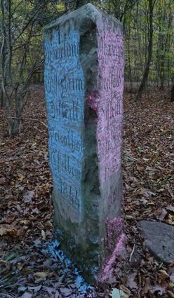 Ein Dreimärker, der mit Kreide versehen wurde, um die Inschriften besser lesen zu können.