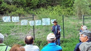 <p>Naturerlebnisführer Siegmar Schneider erklärte den Teilnehmern der informativen Wanderung im Fischbachtal den chemischen Prozess der Tuffriegelbildung.</p>
