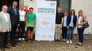 Der Staatssekretär Stephan Mayer und die Bundestagsabgeordnete und Integrationsbeauftragte Nina Warken informierten sich vor Ort, wie das Programm „Integration durch Sport“ beim TV Sennfeld umgesetzt wurde. Auf dem Bild von links: Manfred Jehle, Stephan Mayer, Dagmar Hufnagel, Thea Chybiak und Noah Owart, Patrick Orf, Ulrike Hauser, Heike Kübler und Nina Warken.