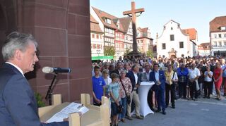 Der noch amtierende Bürgermeister der Stadt Tauberbischofsheim, Wolfgang Vockel (links), gab am Sonntag das Ergebnis des zweiten Wahlgangs vor dem Rathaus bekannt.