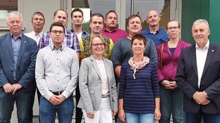 Der „alte“ und neue Rat mit dem bisherigen Ortsvorsteher Dieter Schenek (links), dessen Nachfolger Philipp Freitag (vorne links) sowie Bürgermeister Joachim Markert und Gemeinderat Christian Kuhn (zweite Reihe, Zweiter von rechts).