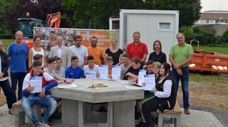 Projektverantwortliche, Schüler und Lehrer blickten bei der Vorstellung der gebauten Sitzecke auf ein erfolgreiches Projekt zurück.