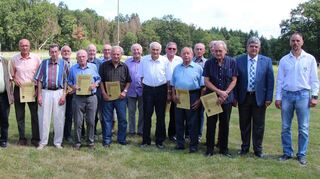Beim Festakt „70 Jahre SV Bofsheim“ wurden langjährige Mitglieder geehrt. Das Bild rechts zeigt die für 30 und 40 Jahre Mitgliedschaft Geehrten, Ortsvorsteher Werner Geiger und den stellvertretenden Vorsitzenden Thomas Hannes, den Vorsitzenden Rico Griebaum, Bürgermeister Jürgen Galm und Hubert Heffele, den Sprecher der Vereine. Das Bild links zeigt die für 50 und 60 Jahre Mitgliedschaft Geehrten mit den Vereins- und Kommunalverantwortlichen.