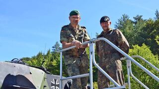 Brigadegeneral Gunnar Brügner, der Kommandeur der Panzergrenadierbrigade 37 „Freistaat Sachsen“ (links) und der Pressesprecher der 10. Panzerdivision aus Veitshöchheim, Oberstleutnant Stephan Voges.