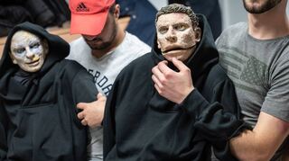 Während den Proben machten sich die jungen Männer mit den Puppen vertraut, welche im Stück die drei „Hexen“ verkörperten.