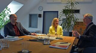 Am FN-Konferenztisch: Ulla Wiesentheit (Zweite von rechts) mit Redakteurin Susanne Marinelli, Fabian Greulich (Leiter der Main-Tauber-Kreis-Redaktion) und FN-Chefredakteur Dieter Schwab (rechts).