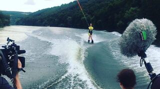 Familie Bäuerle musste als letzte Herausforderung ihrer Reise mit der Landesschau-Familie durch das Taubertal Wasserskifahren auf dem Main bei Bettingen bewältigen.
