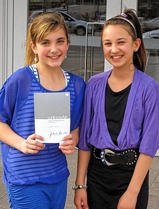 <p>Auf Platz zwei kam Jana Urich (links, mit Freundin Simge Yala) beim Bezirksentscheid im Vorlesen.</p>
