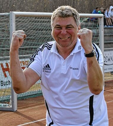 <p>Da darf sich Buchens Trainer Peter Wilczek gerne freuen: Der TSV siegte gestern in Spöck und steigerte seine Aussichten, die Verbandsliga zu erhalten.</p>