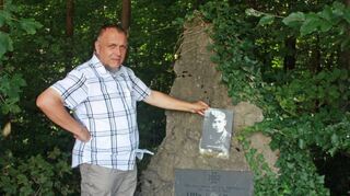 Gundolf Scheuermann, Vorsitzender des Heimatvereins Hettingen, am Gedenkstein zum Tod des jungen Soldaten Karl Baas.