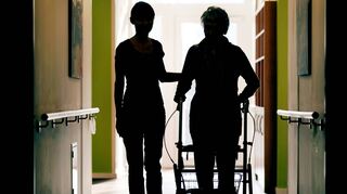 Der Schlüssel zwischen der Anzahl der Heimbewohner und dem Pflegepersonal muss stimmen. Doch fehlendes Fachpersonal führt zu Engpässen, wie im Altera.