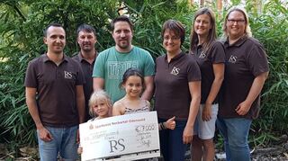 Mit dem gespendeten Erlös des Sommerfests des Seniorenzentrums „Residenz Sonneneck“ in Höhe von 7000 Euro rückt die geplante Delfintherapie für Klara Bischof in greifbare Nähe.
