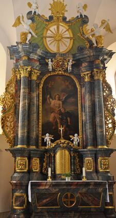 Der strahlende Altar mit dem Bild des Erzengels Raphael.