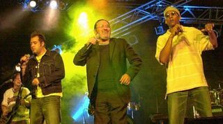Sie singen seinen bekanntesten Hit „Gib mir Musik: Edo Zanki (Dritter von links) mit Stephan Ullmann Laith AlDeen und Xavier Naidoo bei einem Benefizkonzert im Mannheimer Capitol.