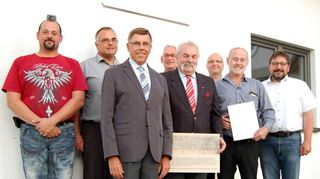 Kurt Meidel (Zweiter von rechts) ist für seine 20-jährige Tätigkeit als Ortschaftsrat und stellvertretender Ortsvorsteher der Verwaltungseinheit Glashofen/Gerolzahn ausgezeichnet worden.