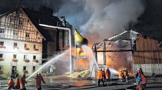 Am 22. August 2015 steht die Mühle in Lobenhausen in Flammen. Das Ausmaß des Schadens zeigt sich zwei Tage später.