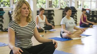 Pilates kräftigt die Muskulatur – dabei werden vor allem (wie auf unserem Symbolbild) die tief liegenden und meist schwächeren Muskelgruppen angesprochen, die den Rücken stabilisieren.