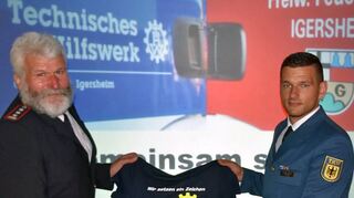 Hermann Michel (links) und Marco Wieczorek präsentieren das extra fürs Jubiläum kreierte T-Shirt, welches das Miteinander sichtbar dokumentiert.