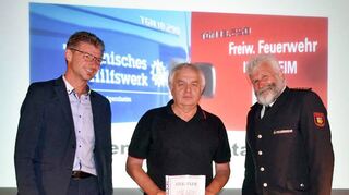 Christian Mohrbach (Mitte) von der Wehr Drauschkowitz wurde von Frank Menikheim (links) und Hermann Michel zum Ehrenmitglied der Igersheimer Wehr ernannt.