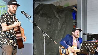 Die Band „Dumbnuts“ (Max Schwab, links, und Martin Jung) sorgte mit gekonnten Einlagen für die musikalische Umrahmung des Doppeljubiläums.