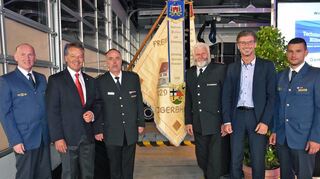 Seit 50 Jahren verfügt die Igersheimer Wehr über eine Fahne, die nach ihrer Restaurierung jetzt wieder offiziell in Dienst gestellt wurde. Darüber freuen sich (von links) Dietmar Löffler (THW-Landesverband), Professor Dr. Thomas Haak (Präsident DRK-Kreisverband Mergentheim), Kreisbrandmeister Alfred Wirsching, Kommandant Hermann Michel, Bürgermeister Frank Menikheim und THW-Ortsbeauftragter Marco Wieczorek.