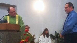 Pfarrer Franz Lang beglückwünscht Martin Merkel.