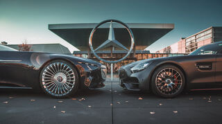 mid Groß-Gerau - Grund zum Anstoßen: Mercedes-Benz ist die Marke mit den meisten Followern im Netz.