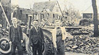 Fürs Foto lächeln Anton Scheurer, Karl Dietrich und Else Bühler kurz nach dem Bombenangriff am 13. September 1944. Doch im Hintergrund sieht man die zerstörte Scheune.