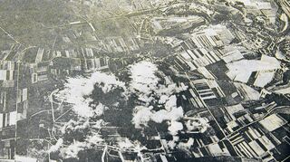 Das Foto, das von einem Flugzeug aus aufgenommen wurde, zeigt den bombardierten Fliegerhorst.