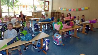 Die Jungen und Mädchen der Klasse 1b der Grundschule Nassig freuen sich auf ihren Start in die Schule. Am Freitag erlebten sie ihren ersten Schultag. Zukünftig wird sie Klassenlehrerin Lena Heitzmann und Klassenkuscheltier Leo der Leopard begleiten.