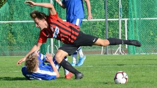 Eine Bauchlandung legte die Spvgg. Neckarelz (hier Andreas Schwind) im Verbandsliga-Heimspiel gegen den ATSV Mutschelbach hin: 1:5.