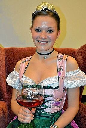 <p>Repräsentantin: Gerade mal 18 Lenze zählt Weinkönigin Lena.</p>