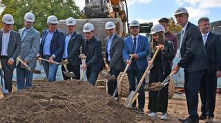 Nach dem Baggerbiss folgte dann doch ein Spatenstich. Zu diesem kamen Vertreter der Stadt, der Schule, des Landratsamtes und des zuständigen Architekturbüros.