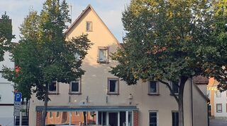 Im Gebäude Möhlerplatz 2, das mit dem in der Kirchgasse 2 zu einem Komplex zusammengefasst werden soll, plant die Gemeinde Igersheim die Ansiedlung einer Gastronomie, für die in der wärmeren Jahreszeit eine Außenbewirtung geplant ist.