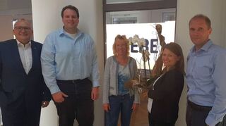 Bürgermeister Thomas Schreglmann und die Geschäftsführerinnen der Business Area Külsheim begrüßten den Firmeninhaber Felix Uebe mit Geschäftsführer Thomas Neubeck in Külsheim.