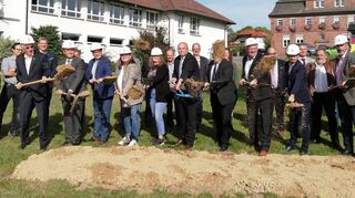 Die Ehrengäste beim Spatenstich: Das Millionenprojekt beinhaltet zwölf Klassenzimmer, elf Differenzierungsräume, Gymnastikraum und Küche. Die Schulleitung wird im Erweiterungsbau ebenfalls einquartiert. Fachräume, Mensa und Lehrerzimmer werden im Altbau untergebracht.