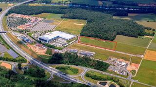 Auf dem rund 24 000 Quadratmeter großen Grundstück an der Straße „Am Fuchsenacker“ (rote Umrandung) entsteht 2021 ein neues Reisemobil- und Wohnwagencenter. Die Firma Warema wird das Anwesen der jetzigen Erwin Hymer World dauerhaft als Produktions- und Bürostandort nutzen.