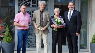 Abschied von Dr. Gerta Maaß-Lindemann und Dr. Michael Maaß: Bürgermeister Ottmar Dürr (rechts) und Ortsvorsteher Roland Johannes (links) würdigten bei einer Feier die Verdienste, die sich die beiden um den Aufbau des Buscher-Museums erworben haben.