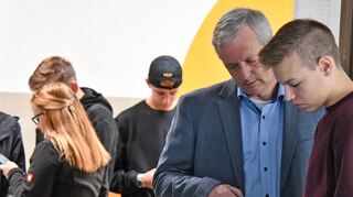 Nach der Einführungspräsentation von Chefredakteur Dieter Schwab ging es ans Eingemachte: Die Schüler luden sich die FN-App auf ihre Smartphones.