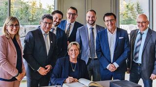 Kultusministerin Dr. Susanne Eisenmann beim Eintrag ins goldene Buch der Stadt Weikersheim. Mit dabei unter anderem Bürgermeister Klaus Kornberger (zweiter von links).