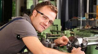 Der richtige Umgang mit Land- und Baumaschinen wird in der Ausbildung gelernt.