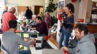 Reparieren statt wegwerfen lautet die Parole im Repair-Café in der Begegnungsstätte „Komm“ in der Creglinger Hauptstraße. Fast immer bringen die ehrenamtlichen Reparateure die defekten Geräte wieder zum Laufen.
