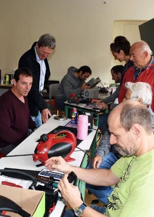 Bürgermeister-Stellvertreter Karl Haag (hinten links, stehend) ist begeistert vom Repair-Café.